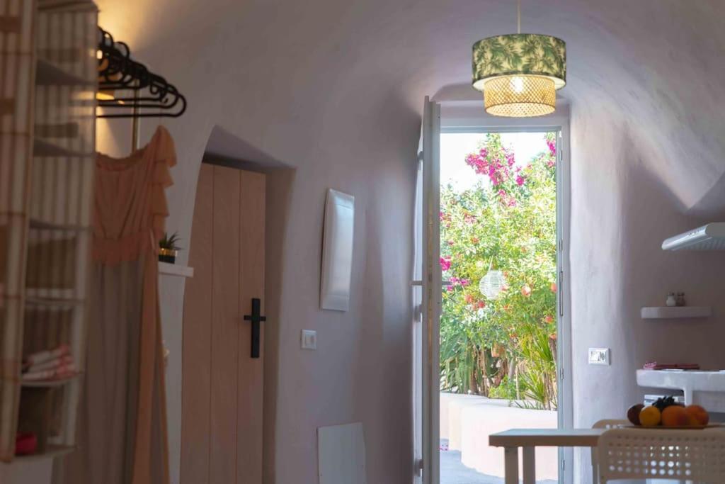 Bird Nest-Santorini Cave Houses Фира Екстериор снимка